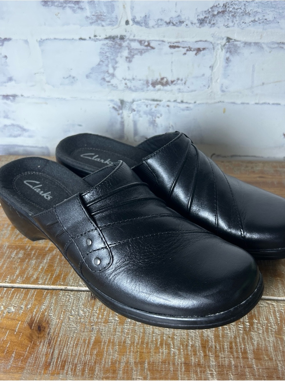 Clarks Women’s 6.5 Black Leather Mules Casual Slip On Clogs Low Wedge 35543